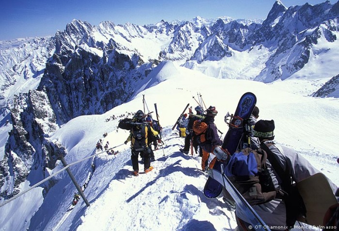 Challenge-Yourself-In-An-Adrenalin-Fueled-Skiing-At-Chamonix-Ski-Resort-Review-700x478